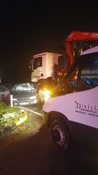 Çaycuma’da feci kaza: Enerji firmasına ait tır, kavşakta otomobili hurdaya çevirdi