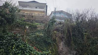 Zonguldak'ta heyelan korkusu: 8 evin yolu toprak altında kaldı Zonguldak'ta heyelan korkusu: 8 evin yolu toprak altında kaldı