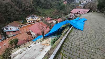Zonguldak'ta kayalar iki evin üzerine düştü Zonguldak'ta kayalar iki evin üzerine düştü