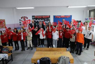 Ders zili bayrak sevgisi ile çaldı, Vali Arslan öğrencileri yalnız bırakmadı Ders zili bayrak sevgisi ile çaldı, Vali Arslan öğrencileri yalnız bırakmadı