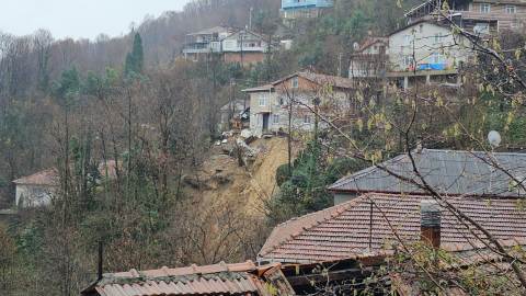 Zonguldak'ta heyelan; 8 kişilik aile tahliye edildi Zonguldak'ta heyelan; 8 kişilik aile tahliye edildi