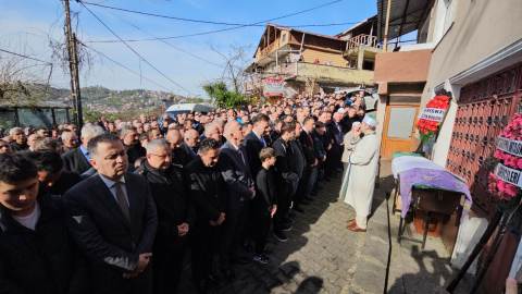 Menenjit şüphesiyle ölen ortaokul öğrencisi son yolculuğuna uğurlandı Menenjit şüphesiyle ölen ortaokul öğrencisi son yolculuğuna uğurlandı