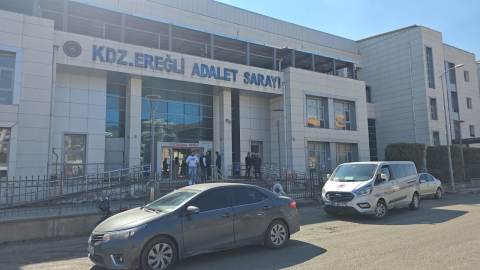 Tutuklama Kararını Duyan Uyuşturucu Zanlısı Adliyeden Atladı Tutuklama Kararını Duyan Uyuşturucu Zanlısı Adliyeden Atladı