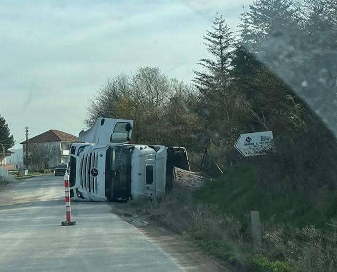 Çaycuma'da kontrolü kaybeden tır devrildi Çaycuma'da kontrolü kaybeden tır devrildi