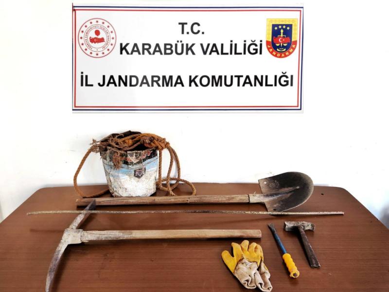 Karabük’te izinsiz kazı yapan 2 kişi suçüstü yakalandı Karabük’te izinsiz kazı yapan 2 kişi suçüstü yakalandı