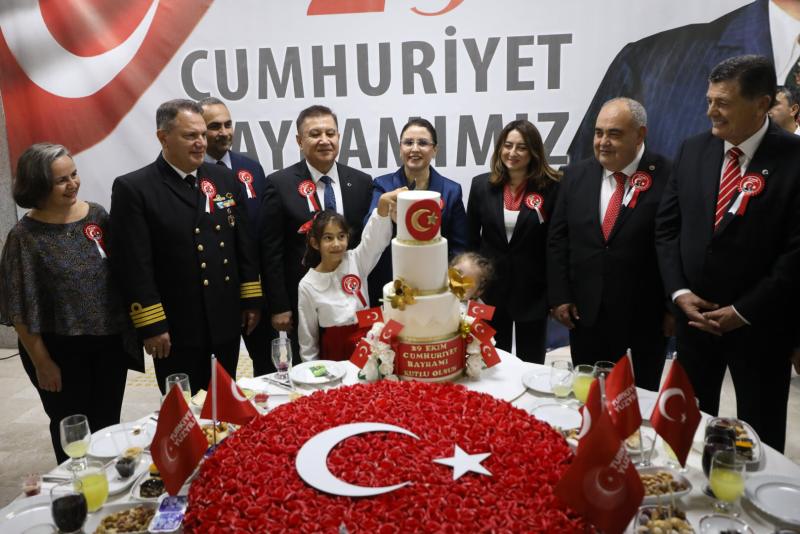 Bartın’da 29 Ekim kabul töreni Camlı Salon’da yapıldı Bartın’da 29 Ekim kabul töreni Camlı Salon’da yapıldı