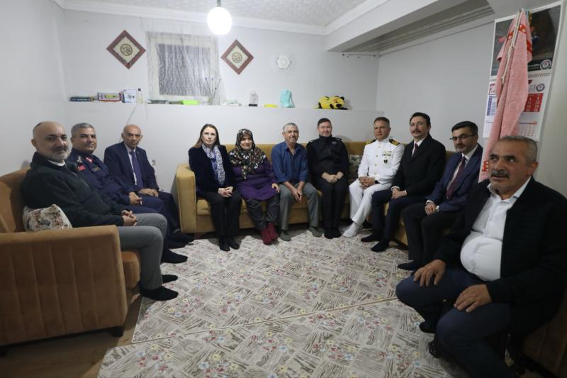 Vali Arslan, Amasra maden faciasında yaşamını yitiren Okan Akgül’ün ailesini ziyaret etti Vali Arslan, Amasra maden faciasında yaşamını yitiren Okan Akgül’ün ailesini ziyaret etti