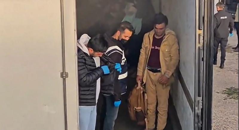 81 İldeki Düzensiz Göç Denetiminde 29 Organizatör Yakalandı 81 İldeki Düzensiz Göç Denetiminde 29 Organizatör Yakalandı