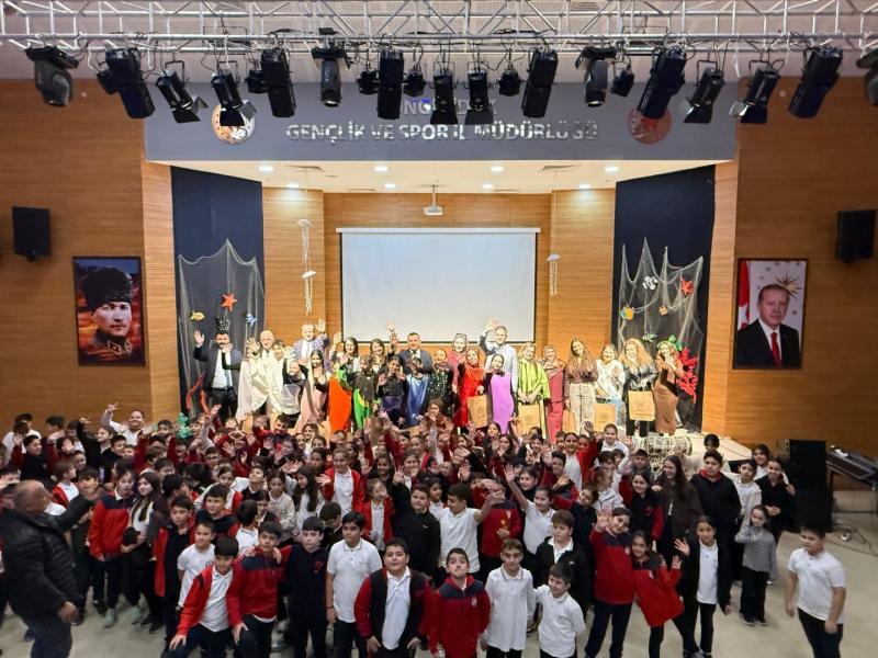 Zonguldak’ta Gençlik Merkezinden Anlamlı Müzikal: “Küçük Kara Balık” Sahnelendi Zonguldak’ta Gençlik Merkezinden Anlamlı Müzikal: “Küçük Kara Balık” Sahnelendi