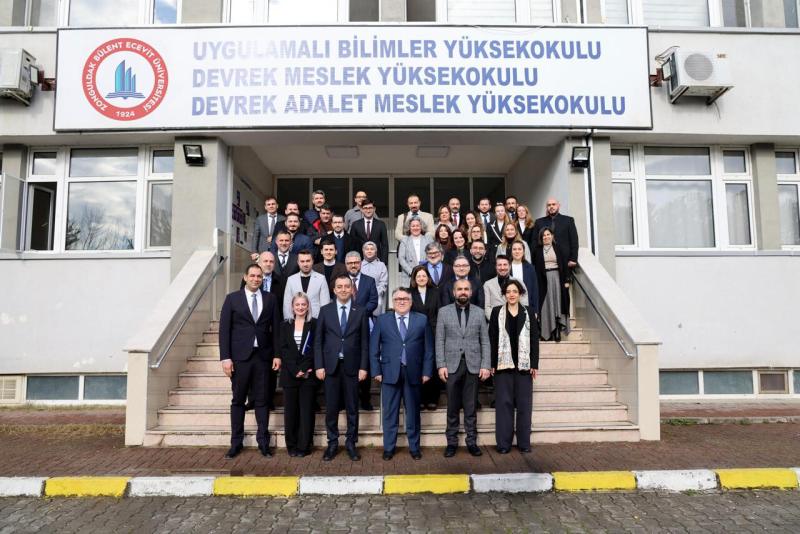 Devrek Meslek Yüksekokulu ile Uygulamalı Bilimler Yüksekokulunda Yeni Akademik Yıl Değerlendirildi Devrek Meslek Yüksekokulu ile Uygulamalı Bilimler Yüksekokulunda Yeni Akademik Yıl Değerlendirildi