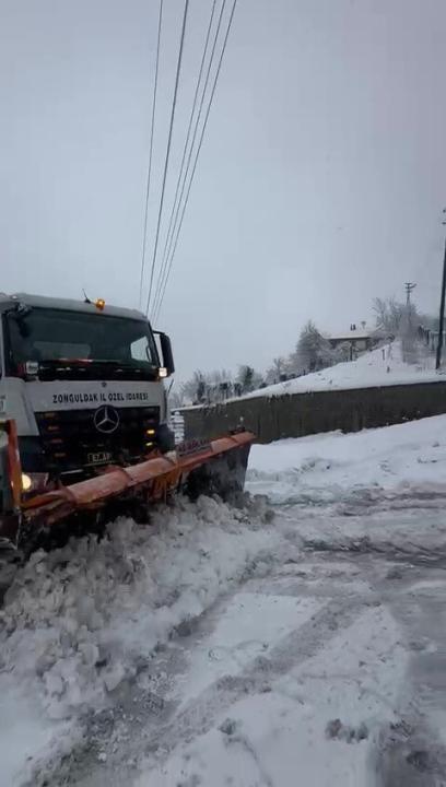 Zonguldak'ta kar esareti; 95 köy yolu kapandı Zonguldak'ta kar esareti; 95 köy yolu kapandı