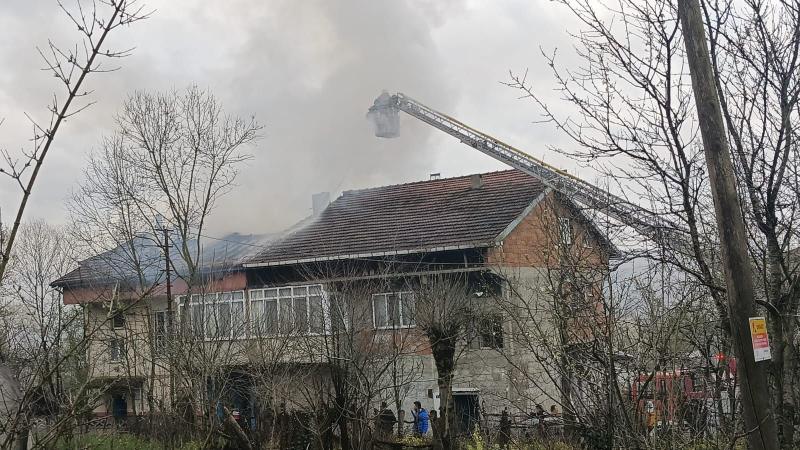 Çaycuma'da iki katlı evde patlama ve yangın anı kameraya yansıdı Çaycuma'da iki katlı evde patlama ve yangın anı kameraya yansıdı
