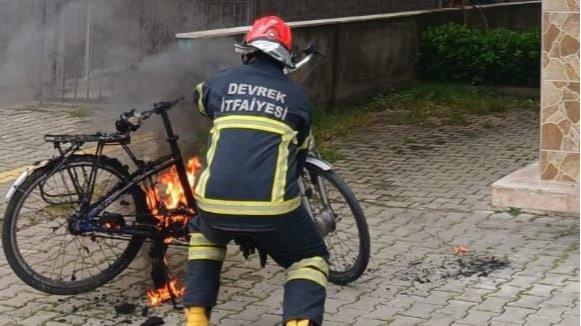 Devrek'te garaja park edilen elektrikli bisiklet yandı Devrek'te garaja park edilen elektrikli bisiklet yandı