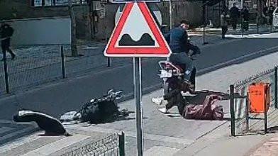 Çaycuma'da yaya geçidinde dehşet: Motosiklet bebek arabalı anneye çarptı Çaycuma'da yaya geçidinde dehşet: Motosiklet bebek arabalı anneye çarptı
