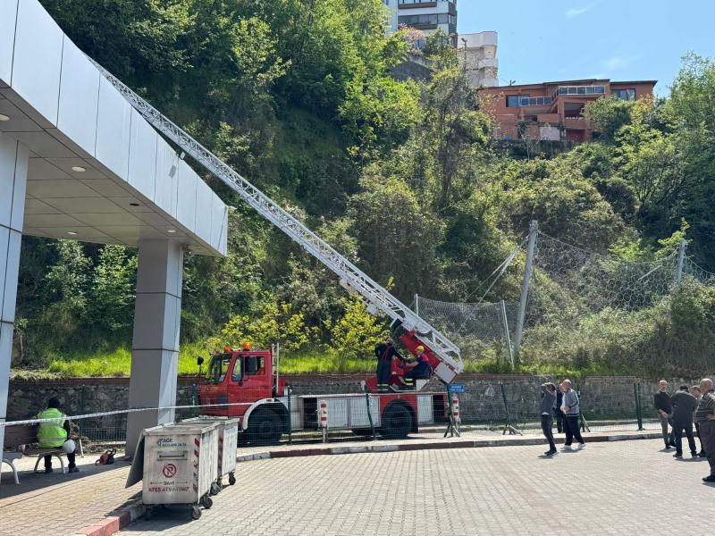Zonguldak 100. Yıl Otogarında Korkutan Heyelan: Yol Ulaşıma Kapandı Zonguldak 100. Yıl Otogarında Korkutan Heyelan: Yol Ulaşıma Kapandı